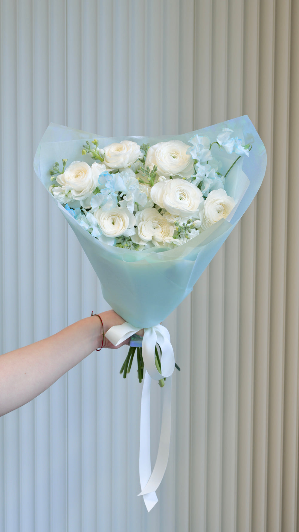 Sezonní kytice pryskyřníků a voňavého hrachoru