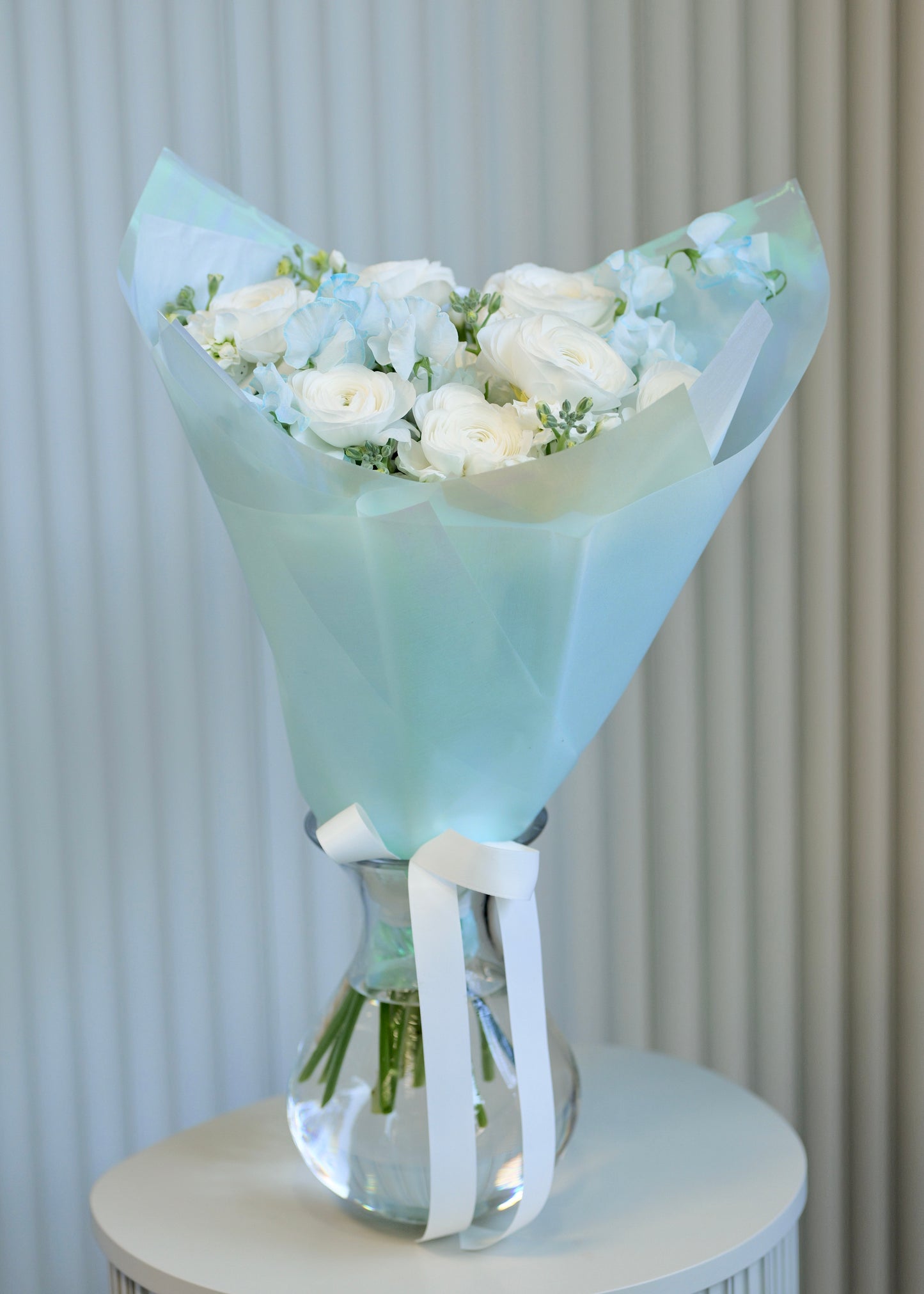 
                  
                    Sezonní kytice pryskyřníků a voňavého hrachoru
                  
                