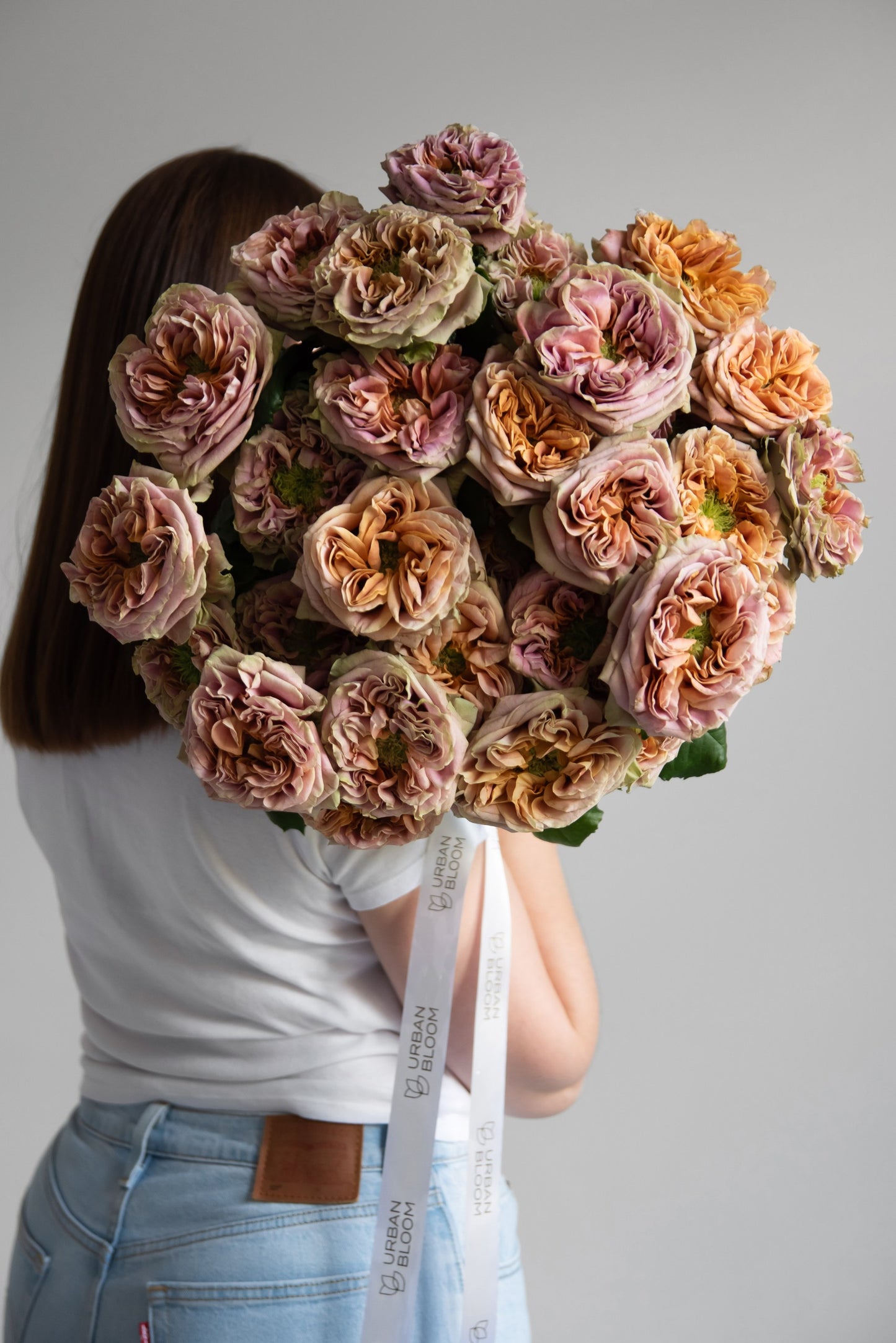 Roses Prague delivery flowers Praha doručení květiny růže pivoňky 
