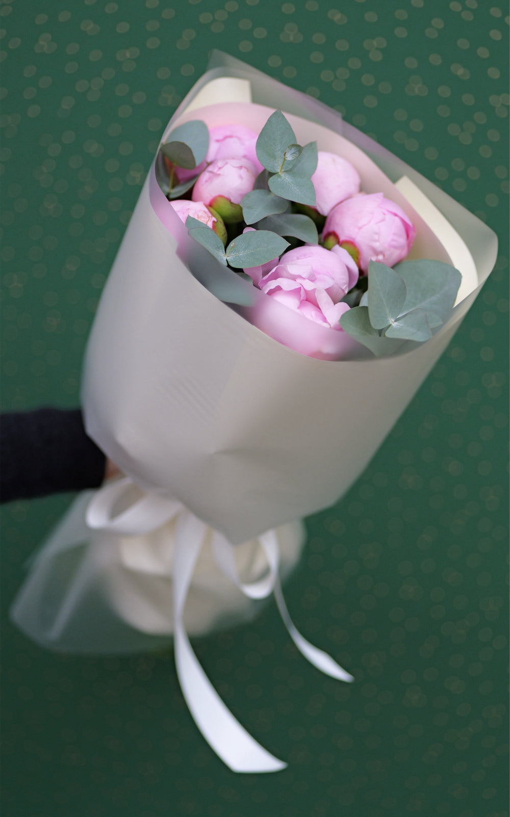 Kytice 7 pivoňek s eukalyptém