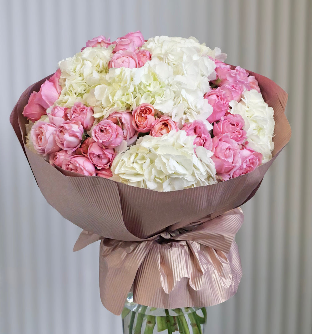 Kytice s bílou hortenzií a růží Juliet