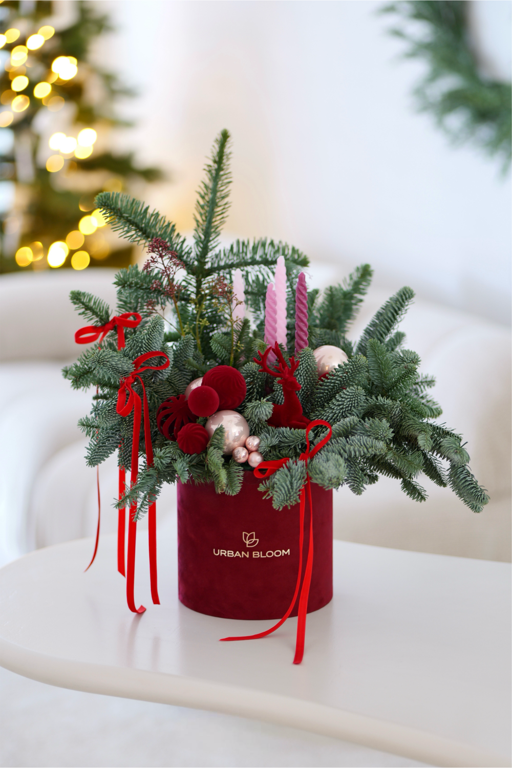 Vánoční aranžmá v sametovém boxu v odstínech burgundy se svíčkami a chvojím | Urban Bloom