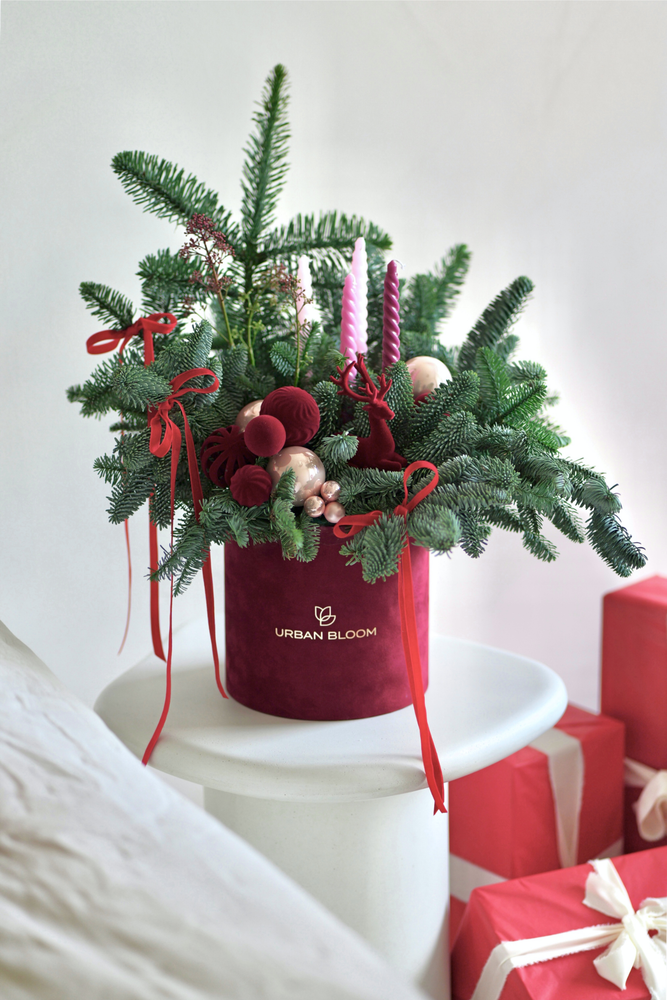 
                  
                    ánoční aranžmá v sametovém boxu v odstínech burgundy se svíčkami a chvojím | Urban Bloom
                  
                