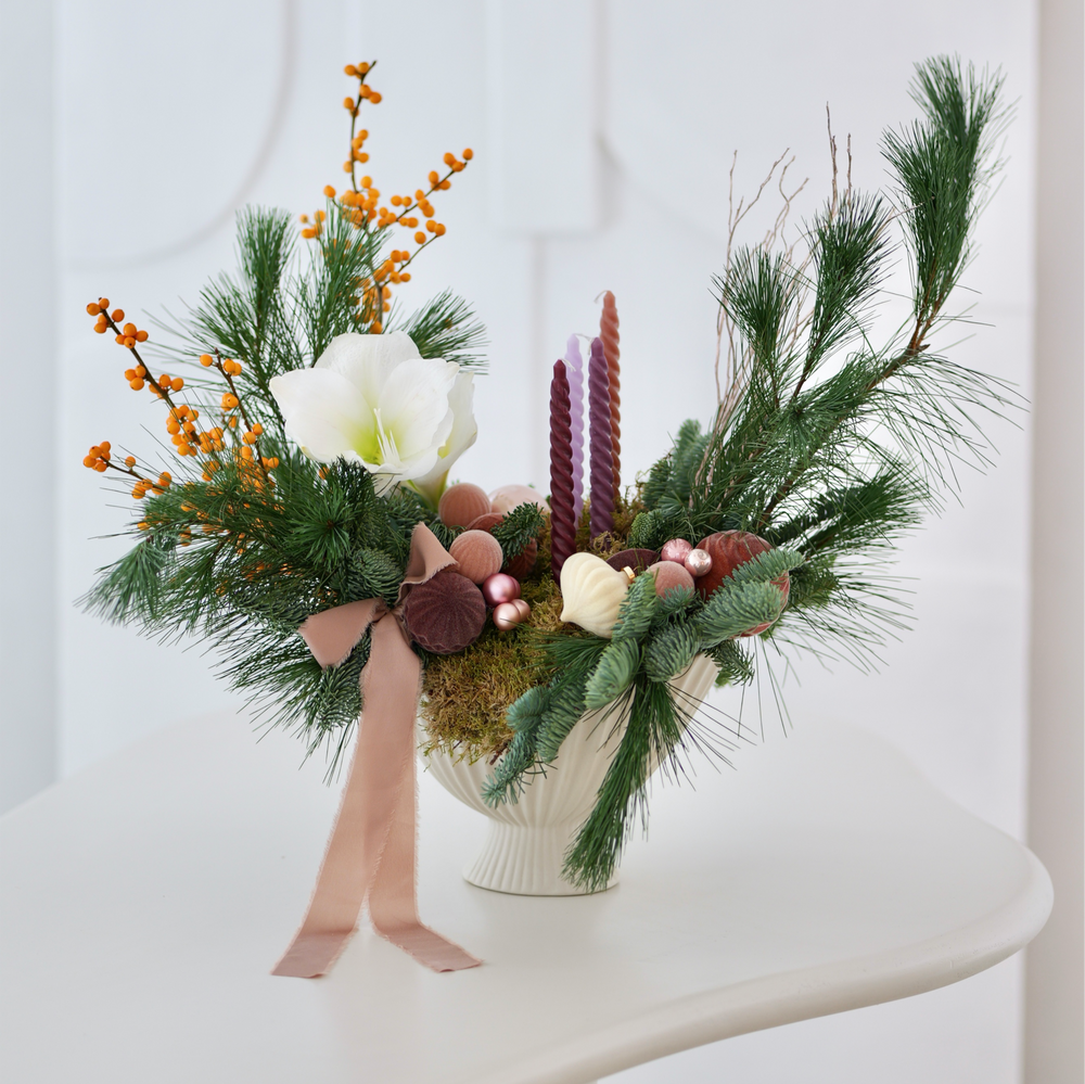 Vánoční aranžmá z čerstvého chvojí s amarylisem a svíčkami v dekorativní kameninové míse , moderní floristika Urban Bloom
Рождественская композиция из хвои с амариллисом и свечами в декоративной керамической чаше, современная флористика Urban Bloom.