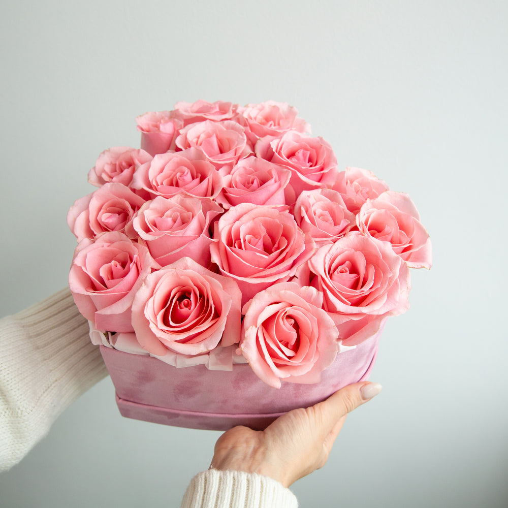 Růžové růže v krabici ve tvaru srdce